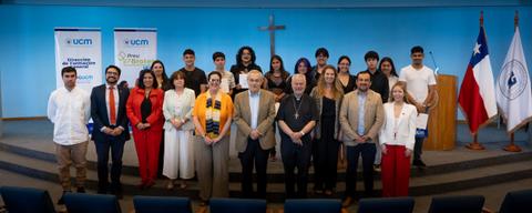 Un grupo de personas posando en un evento educativo en la Universidad Católica del Maule.