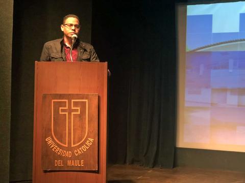 Un hombre habla desde un podio en un evento universitario.