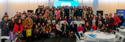 Un gran grupo de personas posando juntas en un evento.