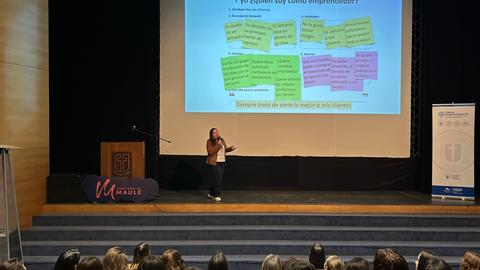 Una expositora presenta ideas sobre emprendimiento en un evento en Maule.