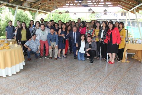 Un grupo grande de personas posando juntas en un evento social en un espacio cubierto.