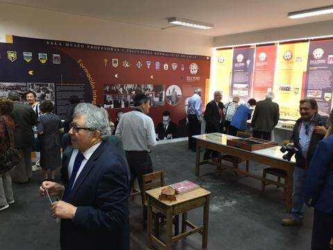 Una exposición educativa con varias personas interactuando en un museo.