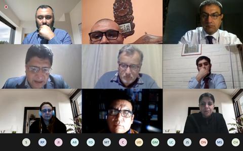Una reunión virtual con varias personas en diferentes rostros que participan activamente.