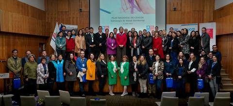 Un grupo grande de personas reunidas en un evento relacionado con la salud y el cáncer.