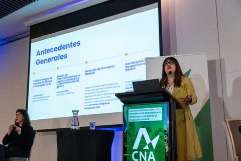 Una mujer presenta información sobre educación en un evento en Chile.