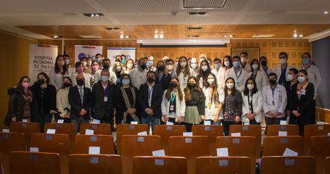 Grupo de profesionales de la salud reunidos en un evento en el Hospital Regional de Talca.