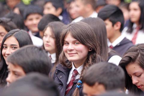 Un grupo de estudiantes sonriendo en un evento escolar.