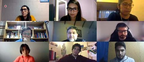 Un grupo de personas participando en una videoconferencia.