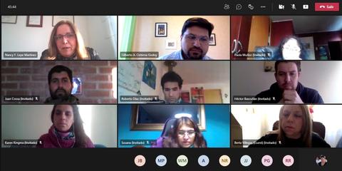 Reunión virtual con varios participantes en una videollamada.