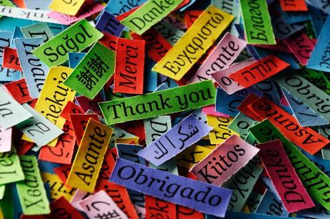 Una colección de etiquetas coloridas con palabras de agradecimiento en diferentes idiomas.