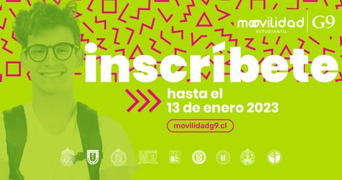 Un joven sonriente invita a inscribirse en un programa de movilidad estudiantil con un fondo llamativo.