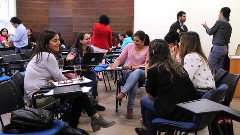 Un grupo de personas conversando en un ambiente de trabajo colaborativo.