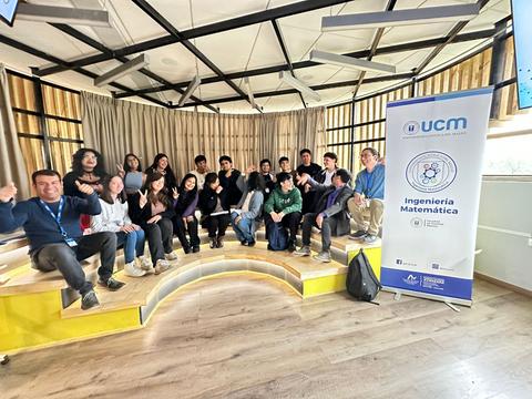 Grupo de estudiantes posando juntos en un ambiente académico.