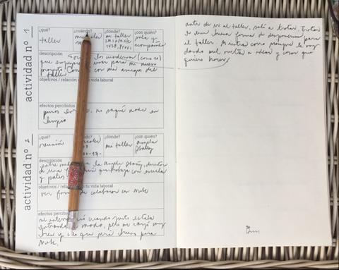 Una hoja de actividades escrita a mano con un bolígrafo sobre una mesa de mimbre.