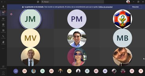 Una imagen de una videoconferencia con varias personas en círculos con sus iniciales y una bandera en el centro.