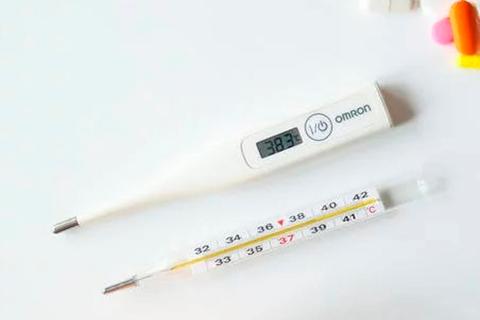 La imagen muestra un termómetro digital y un termómetro de mercurio con lecturas de temperatura.