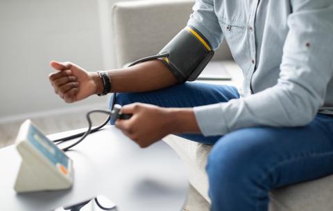 Una persona se está tomando la presión arterial en casa.