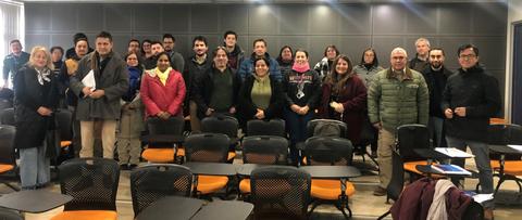 Un grupo de personas posando en una sala de clases en Chile.