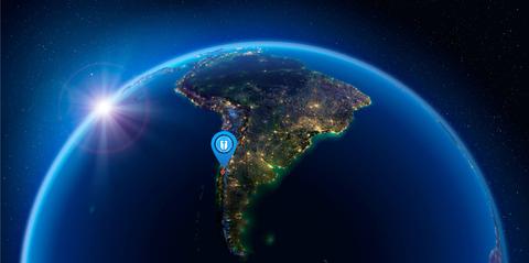 Imagen de Sudamérica vista desde el espacio iluminada por la ciudad y la luz del sol.