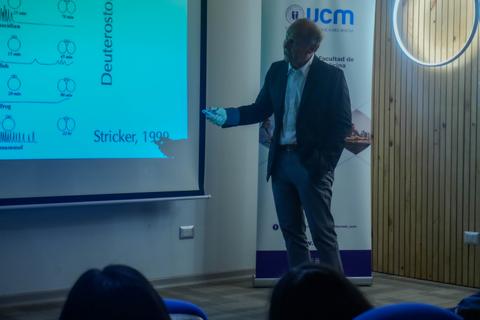 reconocido-cientifico-de-la-u-de-massachusetts-amherst-expuso-en-la-ucm-sobre-avances-en-biologia-reproductiva.jpeg