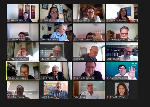 Reunión virtual con varios participantes en un formato de cuadrícula.