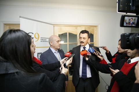 Un grupo de personas sostiene una conferencia de prensa con dos oradores en el centro.