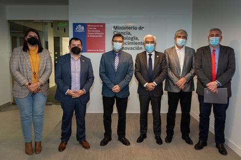 Un grupo de seis personas posando en un edificio del Ministerio de Ciencia, Tecnología, Conocimiento e Innovación de Chile.
