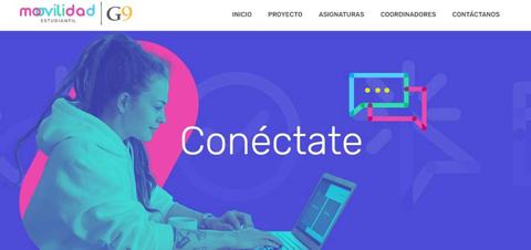 Una persona joven trabaja en una computadora portátil mientras se muestra el texto 'Conéctate' en el centro de la imagen.