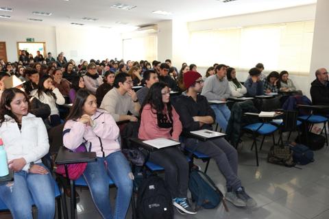 Un grupo de estudiantes asistiendo a una clase en un aula.