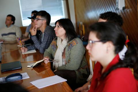 Un grupo de personas prestando atención en una reunión.