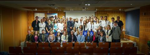 Un grupo grande de personas posando en un auditorio durante un evento en Chile.