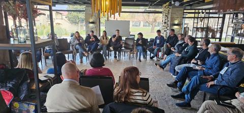 Un grupo diverso de personas participando en una reunión en un ambiente acogedor.