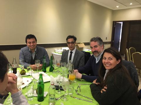 Un grupo de cuatro personas sentadas en una mesa durante una comida.