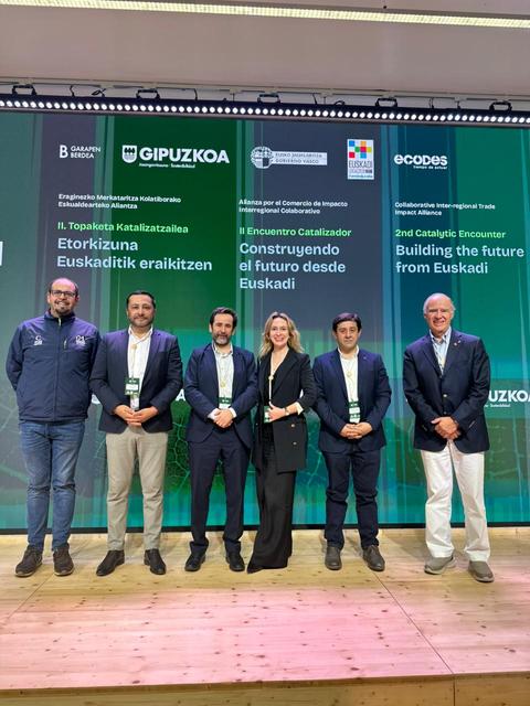 Un grupo de profesionales posa para la foto en un evento sobre el futuro de Euskadi.