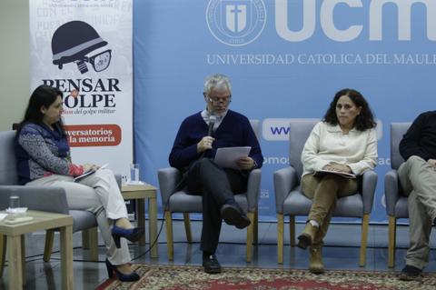 Un panel de discusión en la Universidad Católica del Maule con varios oradores hablando sobre temas de memoria y sociedad.