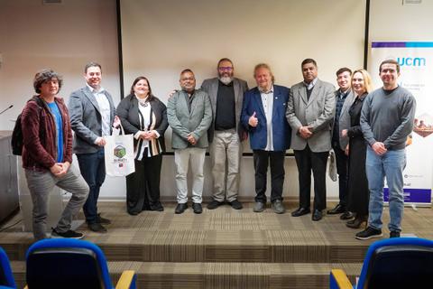 Un grupo de personas se reunió en un evento académico en Chile.