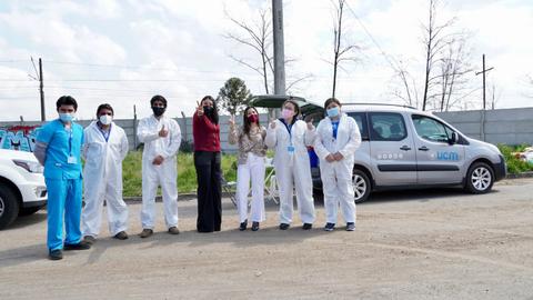 Un grupo de profesionales de la salud posando juntos en un entorno exterior.