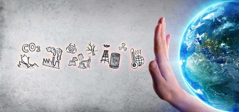 La imagen muestra una mano deteniendo símbolos relacionados con la contaminación y el cambio climático frente a la Tierra.
