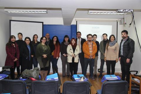 Un grupo de personas posando en un aula durante un evento.