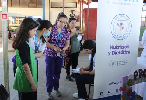 Un grupo de personas interaccionando en un evento relacionado con la nutrición y la dietética.