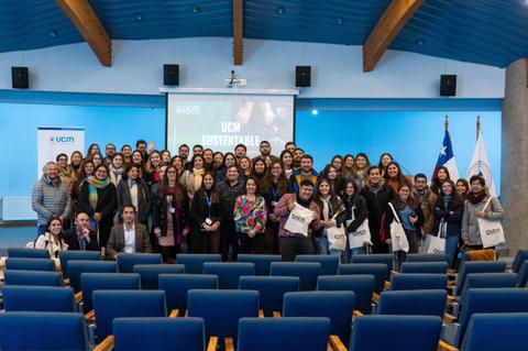 Fotografía de un grupo grande de personas en un evento relacionado con la sostenibilidad en un auditorio.