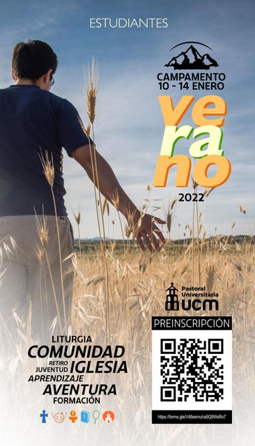 Un estudiante camina por un campo de trigo durante un campamento de verano.