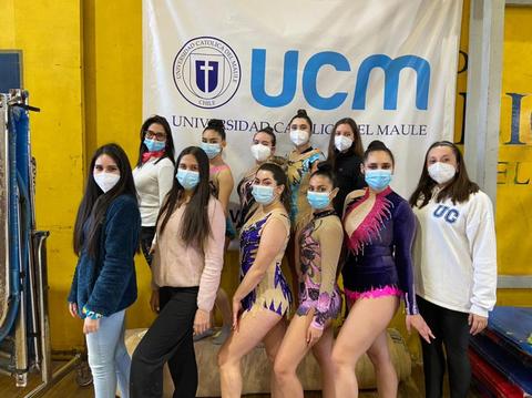 Grupo de gimnastas en un evento en la Universidad Católica del Maule, usando mascarillas.