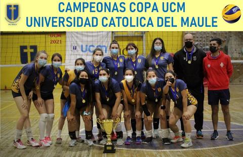 Un grupo de mujeres celebra su victoria en un campeonato de voleibol en la Universidad Católica del Maule.