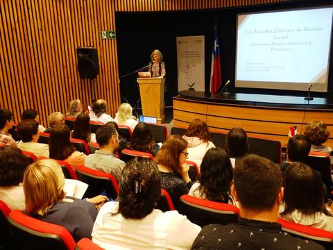 Una presentación ante un auditorio lleno de gente en un evento educativo.