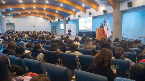 Una gran audiencia atenta a una presentación en un auditorio.