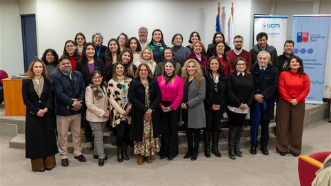 Un grupo de personas posando juntas en un evento formal.