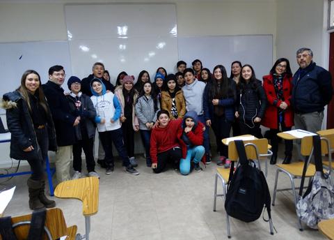 Un grupo de estudiantes y profesores posando en un aula.