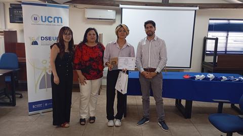Un grupo de personas en un evento de entrega de certificados en una universidad chilena.