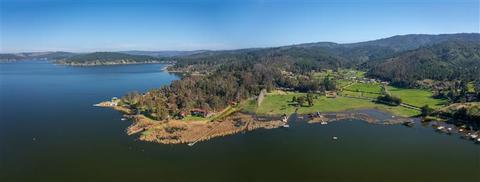 Una hermosa vista panorámica de un lago rodeado de naturaleza verde en Chile.